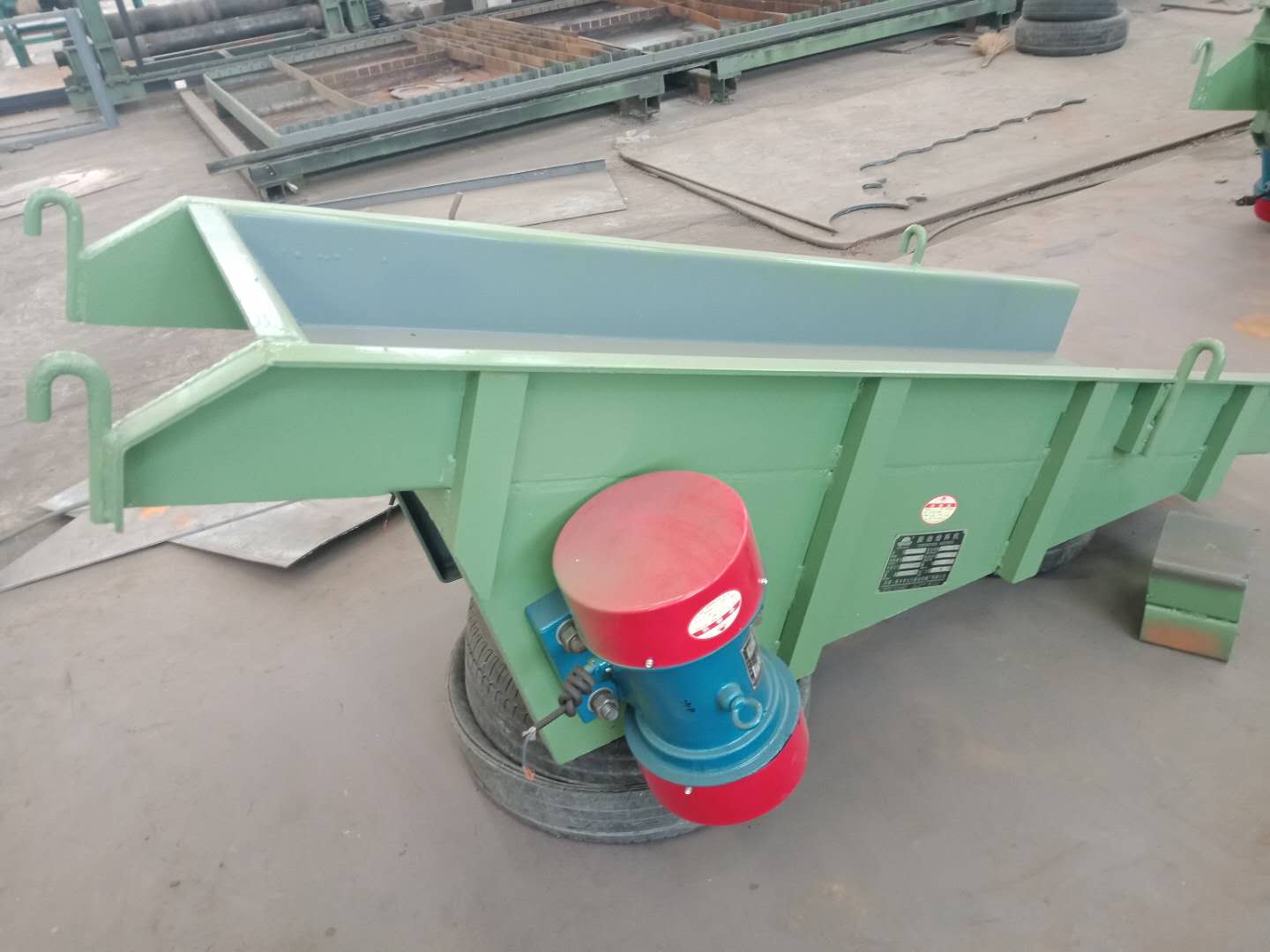 吊掛式振動給料機懸掛裝置斷裂是什么原因造成的？(振動給料機掛鉤)